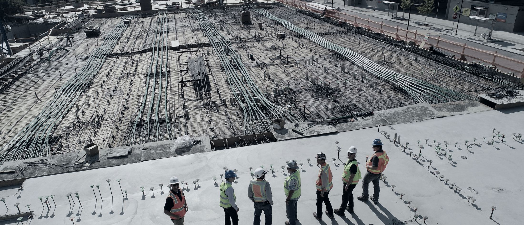 Betonierte Geschossdecke einer Großbaustelle mit Arbeitskolonne