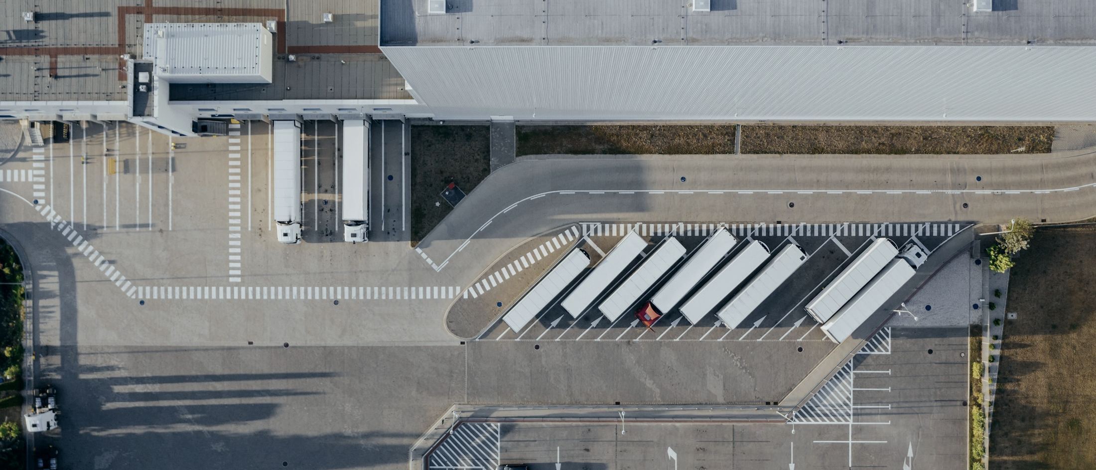 Industriestandort mit Ladezone aus der Höhe